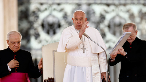 El Papa Francisco da su bendición a los asistentes a la audiencia general de los miércoles en el Vaticano, en la Plaza de San Pedro. REUTERS/Yara Nardi El Papa Francisco da su bendición a los asistentes a la audiencia general de los miércoles en el Vaticano, en la Plaza de San Pedro. REUTERS/Yara Nardi
