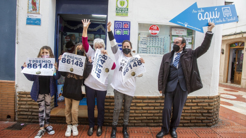 Empleados de la administración número de 2 de Ayamonte, (Huelva) celebran los primeros premios vendidos en la edición de la Lotería de Navidad de 2021. Empleados de la administración número de 2 de Ayamonte, (Huelva) celebran los primeros premios vendidos en la edición de la Lotería de Navidad de 2021.