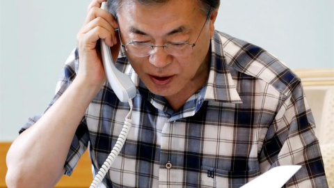 El presidente de Corea del Sur, Moon Jae-in habla por teléfono con el presidente estadounidense Donald Trump EFE/EPA/YONHAP El presidente de Corea del Sur, Moon Jae-in habla por teléfono con el presidente estadounidense Donald Trump EFE/EPA/YONHAP