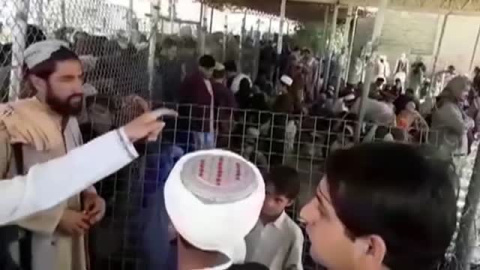 Miles los afganos se concentran en la frontera con Pakistán para dejar atrás su país Miles los afganos se concentran en la frontera con Pakistán para dejar atrás su país