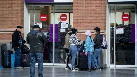 Varias personas esperan en la estación Puerta de Atocha-Almudena Grandes con motivo del inicio del Puente de la Constitución, a 2 de diciembre de 2022, en Madrid. Varias personas esperan en la estación Puerta de Atocha-Almudena Grandes con motivo del inicio del Puente de la Constitución, a 2 de diciembre de 2022, en Madrid.