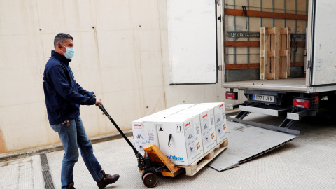 Un operario traslada parte de las 125.000 dosis de la vacuna de Pfizer llegadas a Valéncia este 5 de abril de 2021. Un operario traslada parte de las 125.000 dosis de la vacuna de Pfizer llegadas a Valéncia este 5 de abril de 2021.