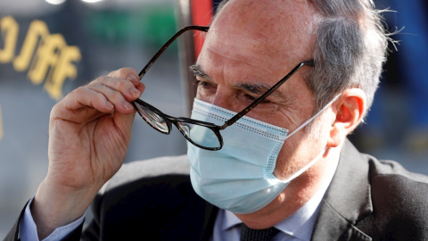 El candidato socialista a la presidencia de la Comunidad de Madrid, Ángel Gabilondo, se ajusta las gafas durante su visita este lunes la localidad de Parla. El candidato socialista a la presidencia de la Comunidad de Madrid, Ángel Gabilondo, se ajusta las gafas durante su visita este lunes la localidad de Parla.
