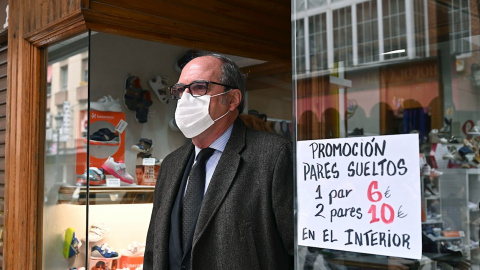 El candidato del PSOE a la Presidencia de la Comunidad de Madrid, Ángel Gabilondo, sale de un establecimiento de Alcorcón durante su visita al municipio madrileño. El candidato del PSOE a la Presidencia de la Comunidad de Madrid, Ángel Gabilondo, sale de un establecimiento de Alcorcón durante su visita al municipio madrileño.