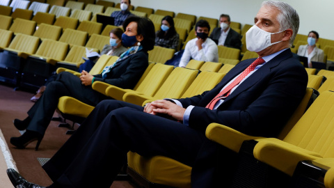 En primer término, el banquero italiano Andrea Orcel (actualmente consejero delegado de UniCredit), y, al fondo, la presidenta del Banco Santander Ana Patricia Botin, en la primera sesión del juicio por el frustrado fichaje como número dos de la entida En primer término, el banquero italiano Andrea Orcel (actualmente consejero delegado de UniCredit), y, al fondo, la presidenta del Banco Santander Ana Patricia Botin, en la primera sesión del juicio por el frustrado fichaje como número dos de la entida