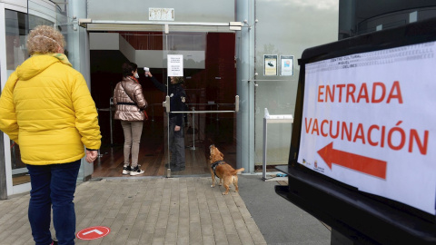 Varios ciudadanos hacen cola para vacunarse contra la covid-19 en el centro cultural Miguel Delibes de Valladolid, este jueves. Varios ciudadanos hacen cola para vacunarse contra la covid-19 en el centro cultural Miguel Delibes de Valladolid, este jueves.