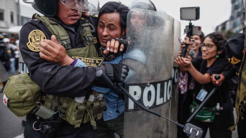 Manifestantes que respaldan al destituido presidente Pedro Castillo enfrentan a la Policía, a las afueras de la Prefectura de Lima, donde permanece detenido el ahora expresidente, hoy, en Lima (Perú). Manifestantes que respaldan al destituido presidente Pedro Castillo enfrentan a la Policía, a las afueras de la Prefectura de Lima, donde permanece detenido el ahora expresidente, hoy, en Lima (Perú).