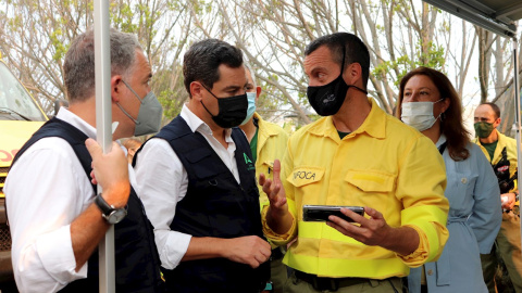 El presidente de la Junta de Andalucía, Juanma Moreno, visita el PMA de Infoca para conocer la evolución del incendio de Sierra Bermeja (Málaga), junto al consejero de la Presidencia, Elías Bendodo, y a la consejera de Agricultura y Desarrollo Sosteni El presidente de la Junta de Andalucía, Juanma Moreno, visita el PMA de Infoca para conocer la evolución del incendio de Sierra Bermeja (Málaga), junto al consejero de la Presidencia, Elías Bendodo, y a la consejera de Agricultura y Desarrollo Sosteni