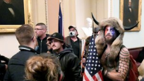 El 'bisonte de QAnon', condenado a tres años y medio de cárcel por el asalto al Capitolio El 'bisonte de QAnon', condenado a tres años y medio de cárcel por el asalto al Capitolio