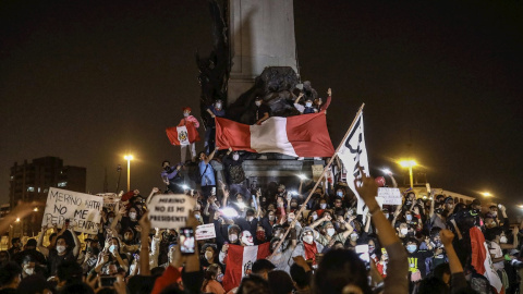 Miles de personas protestan contra Manuel Merino, en Lima (Perú). Miles de personas protestan contra Manuel Merino, en Lima (Perú).