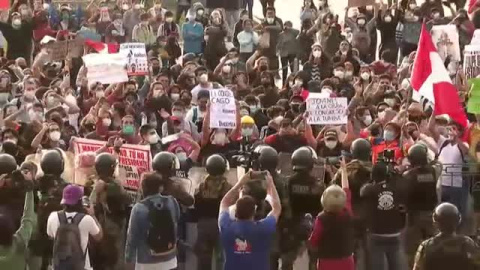 Continúan las violentas protestas en Perú por la destitución de Martín Vizcarra Continúan las violentas protestas en Perú por la destitución de Martín Vizcarra