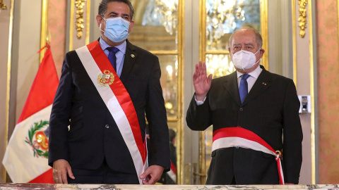 El presidente peruano, Manuel Merino (izq.), con Antero Flores-Araoz (der.) tras jurar como nuevo presidente del Consejo de Ministros, en Palacio de Gobierno en Lima. El presidente peruano, Manuel Merino (izq.), con Antero Flores-Araoz (der.) tras jurar como nuevo presidente del Consejo de Ministros, en Palacio de Gobierno en Lima.