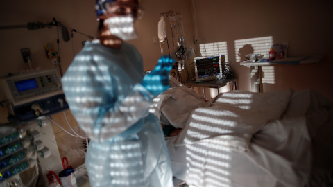 Un sanitario en un hospital de París, Francia. Un sanitario en un hospital de París, Francia.