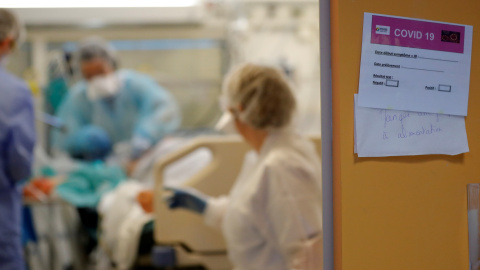 Sanitarios atienden a un paciente de covid en Vannes, Francia. Sanitarios atienden a un paciente de covid en Vannes, Francia.