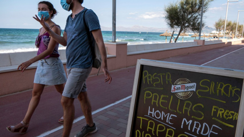 Los que no lleven mascarilla en las zonas urbanas de Baleares a partir de mañana podrán ser multados con sanciones de hasta 100 euros, que no se aplicarán en playas, paseos marítimos, en el campo o cuando se practica deporte. EFE/CATI CLADERA Los que no lleven mascarilla en las zonas urbanas de Baleares a partir de mañana podrán ser multados con sanciones de hasta 100 euros, que no se aplicarán en playas, paseos marítimos, en el campo o cuando se practica deporte. EFE/CATI CLADERA