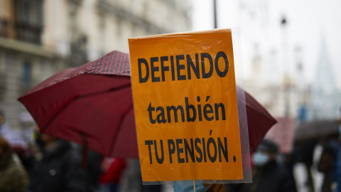 Un pensionista sujeta un cártel durante la manifestación en Madrid contra la privatización de las pensiones. E.P./Jesús Hellín Un pensionista sujeta un cártel durante la manifestación en Madrid contra la privatización de las pensiones. E.P./Jesús Hellín