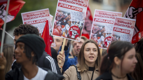Los estudiantes se manifiestan en Madrid empuñando pancartas con lemas como 'En defenda de la Educación Pública, ¡Fuera Ayuso!', en una imagen de archivo Los estudiantes se manifiestan en Madrid empuñando pancartas con lemas como 'En defenda de la Educación Pública, ¡Fuera Ayuso!', en una imagen de archivo