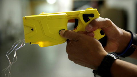 Una pistola eléctrica, conocidas como pistolas táser. REUTERS Una pistola eléctrica, conocidas como pistolas táser. REUTERS