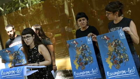La portavoz de Arran, Mar Ampurdanès, y las diputadas de la CUP, Anna Gabriel, y Mireia Vehí, durante la presentación de su campaña conjunta para el referéndum del 1 de octubre.- EFE/Toni Albir La portavoz de Arran, Mar Ampurdanès, y las diputadas de la CUP, Anna Gabriel, y Mireia Vehí, durante la presentación de su campaña conjunta para el referéndum del 1 de octubre.- EFE/Toni Albir