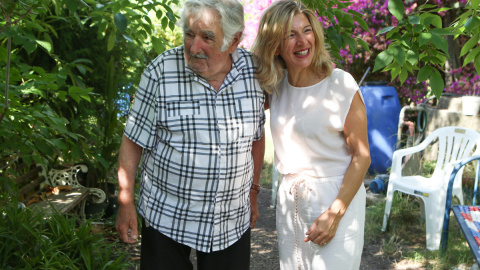 La vicepresidenta segunda y ministra de Trabajo y Economía Social de España, Yolanda Díaz (d), visita al expresidente uruguayo José Pepe Mujica hoy, en Rincón del Cerro, en Montevideo (Uruguay). La vicepresidenta segunda y ministra de Trabajo y Economía Social de España, Yolanda Díaz (d), visita al expresidente uruguayo José Pepe Mujica hoy, en Rincón del Cerro, en Montevideo (Uruguay).