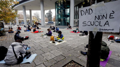 Los estudiantes estudian en la calle frente al Palazzo della Regione Lombardia (Asamblea Regional) para protestar contra el cierre de las escuelas impuesto por el Decreto del Presidente del Consejo de Ministros ( DPCM) debido al aumento de infecciones por Los estudiantes estudian en la calle frente al Palazzo della Regione Lombardia (Asamblea Regional) para protestar contra el cierre de las escuelas impuesto por el Decreto del Presidente del Consejo de Ministros ( DPCM) debido al aumento de infecciones por