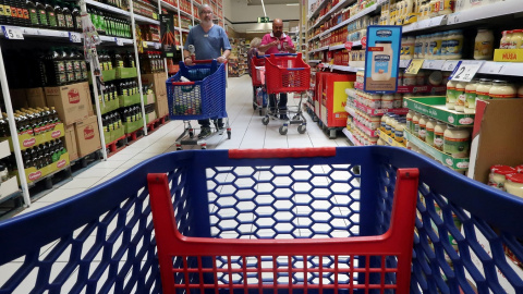 Un carrito de la compra en un supermercado de Carrefour en Cabrera de Mar, cerca de Barcelona. REUTERS/Albert Gea Un carrito de la compra en un supermercado de Carrefour en Cabrera de Mar, cerca de Barcelona. REUTERS/Albert Gea