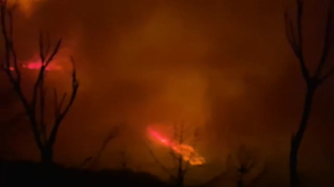El fuego sigue descontrolado en Sierra Bermeja y ya se ha cobrado la vida de un bombero El fuego sigue descontrolado en Sierra Bermeja y ya se ha cobrado la vida de un bombero