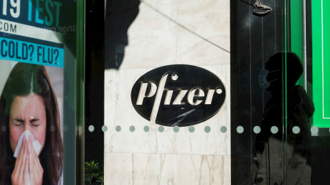 El consejero delegado de Pfizer, Albert Bourla, vendió el 62% de sus acciones de la compañía por valor de 5,6 millones de dólares este lunes. El consejero delegado de Pfizer, Albert Bourla, vendió el 62% de sus acciones de la compañía por valor de 5,6 millones de dólares este lunes.