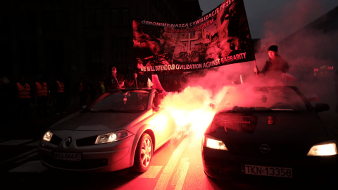 Los manifestantes sostienen una pancarta mientras viajaban en automóviles durante una marcha para conmemorar el Día de la Independencia polaca. Los manifestantes sostienen una pancarta mientras viajaban en automóviles durante una marcha para conmemorar el Día de la Independencia polaca.