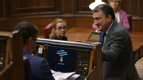 13/07/2022.- El presidente del Gobierno, Pedro Sánchez, y el portavoz del PNV en el Congreso, Aitor Esteban, conversan durante el debate del estado de la nación. Eduardo Parra / Europa Press
