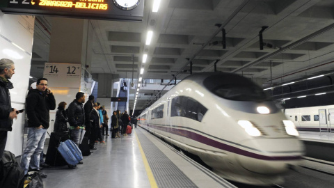 Imagen de archivo de un tren AVE / EFE Imagen de archivo de un tren AVE / EFE