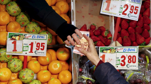 Puesto de frutas y verduras en un mercado de Madrid. REUTERS Puesto de frutas y verduras en un mercado de Madrid. REUTERS