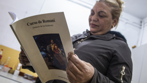 NO SE PUEDE UTILIZAr COMO FOTO DE ArCHIVO. Mercedes Gómez, coordinadora de Lachó Baji Cali, amb un llibre en romaní. NO SE PUEDE UTILIZAr COMO FOTO DE ArCHIVO. Mercedes Gómez, coordinadora de Lachó Baji Cali, amb un llibre en romaní.