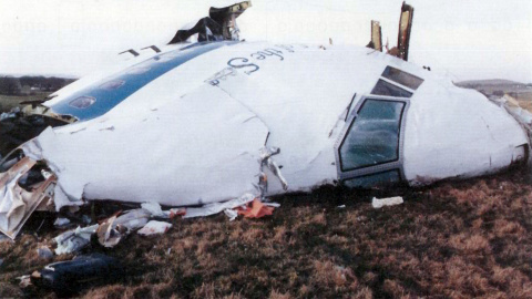 Restos del vuelo Pan Am en suelo escocés, en la localidad de Lockerbie. Restos del vuelo Pan Am en suelo escocés, en la localidad de Lockerbie.