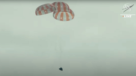 La cápsula Orion, del proyecto Artemis de la Nasa, desciende en paracaídas tras completar con éxito la misión en al que ha circunnavegado La Luna. La cápsula Orion, del proyecto Artemis de la Nasa, desciende en paracaídas tras completar con éxito la misión en al que ha circunnavegado La Luna.