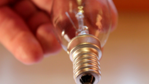 La luz ha subido el doble que el IPC con una docena de políticos en los consejos de las eléctricas La luz ha subido el doble que el IPC con una docena de políticos en los consejos de las eléctricas