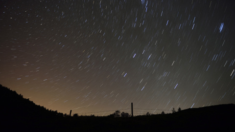 Las perseidas o lágrimas de San Lorenzo en la localidad cántabra de San Miguel de Aguayo.EFE/ Pedro Puente Hoyos Las perseidas o lágrimas de San Lorenzo en la localidad cántabra de San Miguel de Aguayo.EFE/ Pedro Puente Hoyos