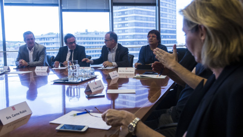 Reunión del comité de crisis de la Generalitat por el conflicto de El Prat, con el conseller de Interior, Joaquim Forn; el de Territorio, Josep Rull; el de Presidencia, Jordi Turull, y la de Trabajo, Dolors Bassa. EFE/Quique García Reunión del comité de crisis de la Generalitat por el conflicto de El Prat, con el conseller de Interior, Joaquim Forn; el de Territorio, Josep Rull; el de Presidencia, Jordi Turull, y la de Trabajo, Dolors Bassa. EFE/Quique García