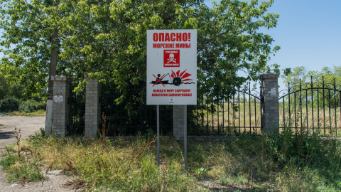 Señal que informa sobre la presencia de minas en la costa / TERESA SUÁREZ Señal que informa sobre la presencia de minas en la costa / TERESA SUÁREZ