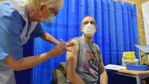 08/12/2020.- David Farrell, paciente de 51 años, recibe una de las dos vacunas de Pfizer y BioNtech en un centro de vacunación en Cardiff (Reino Unido). 08/12/2020.- David Farrell, paciente de 51 años, recibe una de las dos vacunas de Pfizer y BioNtech en un centro de vacunación en Cardiff (Reino Unido).