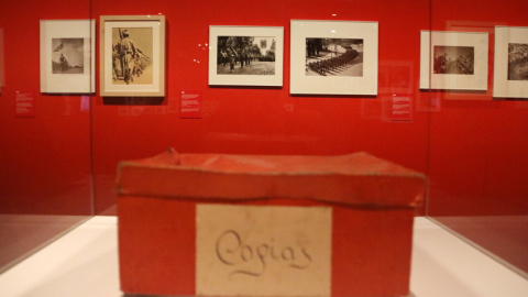 Una de les dues capses vermelles que ocultaven l'arxiu de la Guerra Civil d'Antoni Campañà, a l'exposició que li dedica el MNAC.