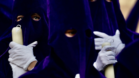 Nazarenos en una calle de Málaga. Nazarenos en una calle de Málaga.