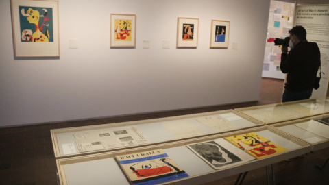 Documentació de l'ADLAN i obra de Miró en l'exposició de la Fundació Joan Miró.