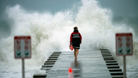 Un guardacostas vigila el muelle de Florida durante una de las tormentas originadas por Eta. Un guardacostas vigila el muelle de Florida durante una de las tormentas originadas por Eta.