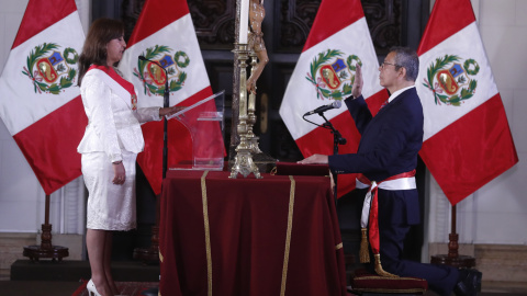 La presidenta de Perú, Dina Boluarte, toma juramento a su primer ministro, Pedro Miguel Ángulo Arana, durante una ceremonia en el Palacio de Gobierno de Lima (Perú). La presidenta de Perú, Dina Boluarte, toma juramento a su primer ministro, Pedro Miguel Ángulo Arana, durante una ceremonia en el Palacio de Gobierno de Lima (Perú).