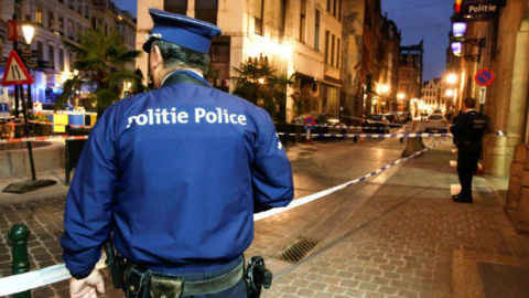 Un policía monta guardia frente a una comisaría en Bruselas / EFE Un policía monta guardia frente a una comisaría en Bruselas / EFE