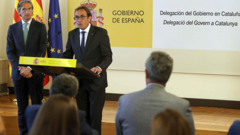 El ministro de Fomento, Íñigo de la Serna, y el conseller de Territorio de la Generalitat de Cataluña, Josep Rull, tras la reunión mantenida en Barcelona, para abordar la situación en el aeropuerto de El Prat. EFE/Toni Albir El ministro de Fomento, Íñigo de la Serna, y el conseller de Territorio de la Generalitat de Cataluña, Josep Rull, tras la reunión mantenida en Barcelona, para abordar la situación en el aeropuerto de El Prat. EFE/Toni Albir