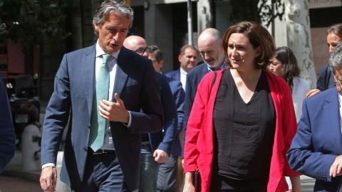 El ministro de Fomento, Íñigo de la Serna, habla con la alcaldesa de Barcelona, Ada Colau, a la llegada a la Delegación del Gobierno para mantener una reunión en la que abordar el conflicto del aeropuerto de El Prat. EFE/Toni Albir El ministro de Fomento, Íñigo de la Serna, habla con la alcaldesa de Barcelona, Ada Colau, a la llegada a la Delegación del Gobierno para mantener una reunión en la que abordar el conflicto del aeropuerto de El Prat. EFE/Toni Albir