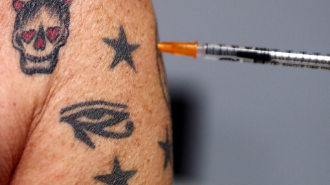 Una mujer recibe la vacuna de AstraZeneca el pasado viernes en el Wizink Center, en Madrid Una mujer recibe la vacuna de AstraZeneca el pasado viernes en el Wizink Center, en Madrid