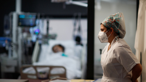 Una enfermera se prepara para atender a un paciente de covid en un hospital cercano a París, Francia. Una enfermera se prepara para atender a un paciente de covid en un hospital cercano a París, Francia.
